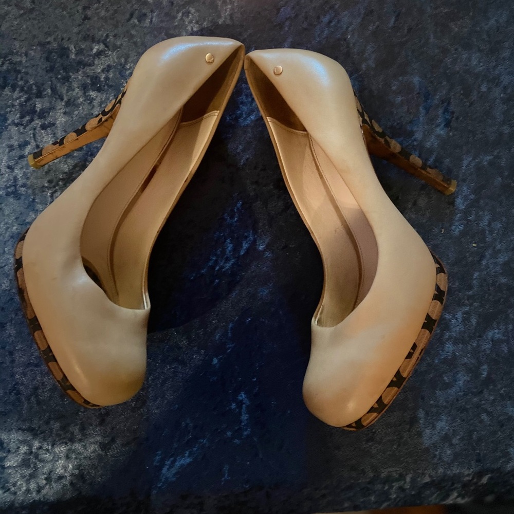 Woman’s heels - Picture 6 of 10